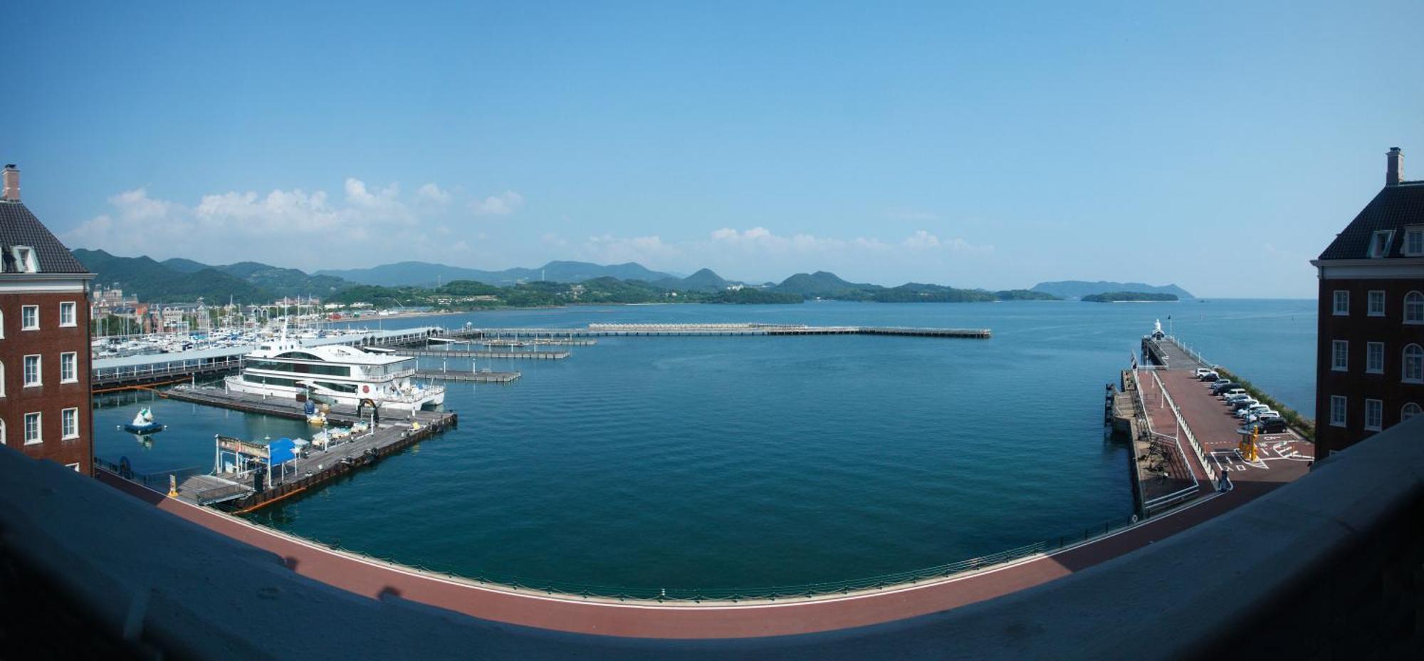 Hotel Den Haag Huis Ten Bosch Sasebo Exteriér fotografie View of the port of Chichijima